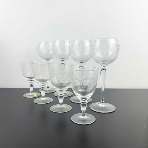 Grapevine etched mid century wine glasses in 2 sizes - Set of 8