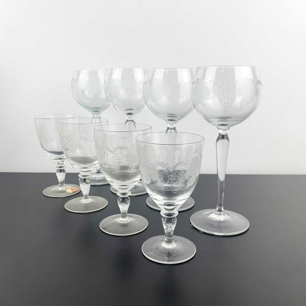 Grapevine etched mid century wine glasses in 2 sizes - Set of 8