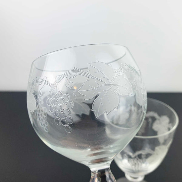 Grapevine etched mid century wine glasses in 2 sizes - Set of 8