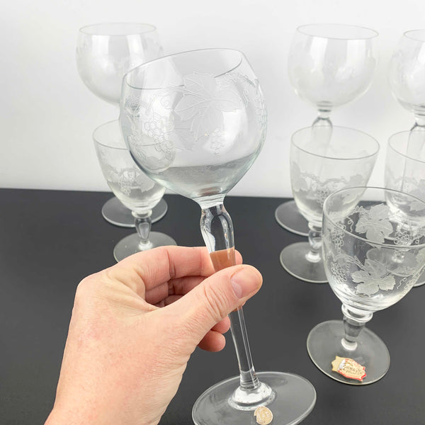 Grapevine etched mid century wine glasses in 2 sizes - Set of 8