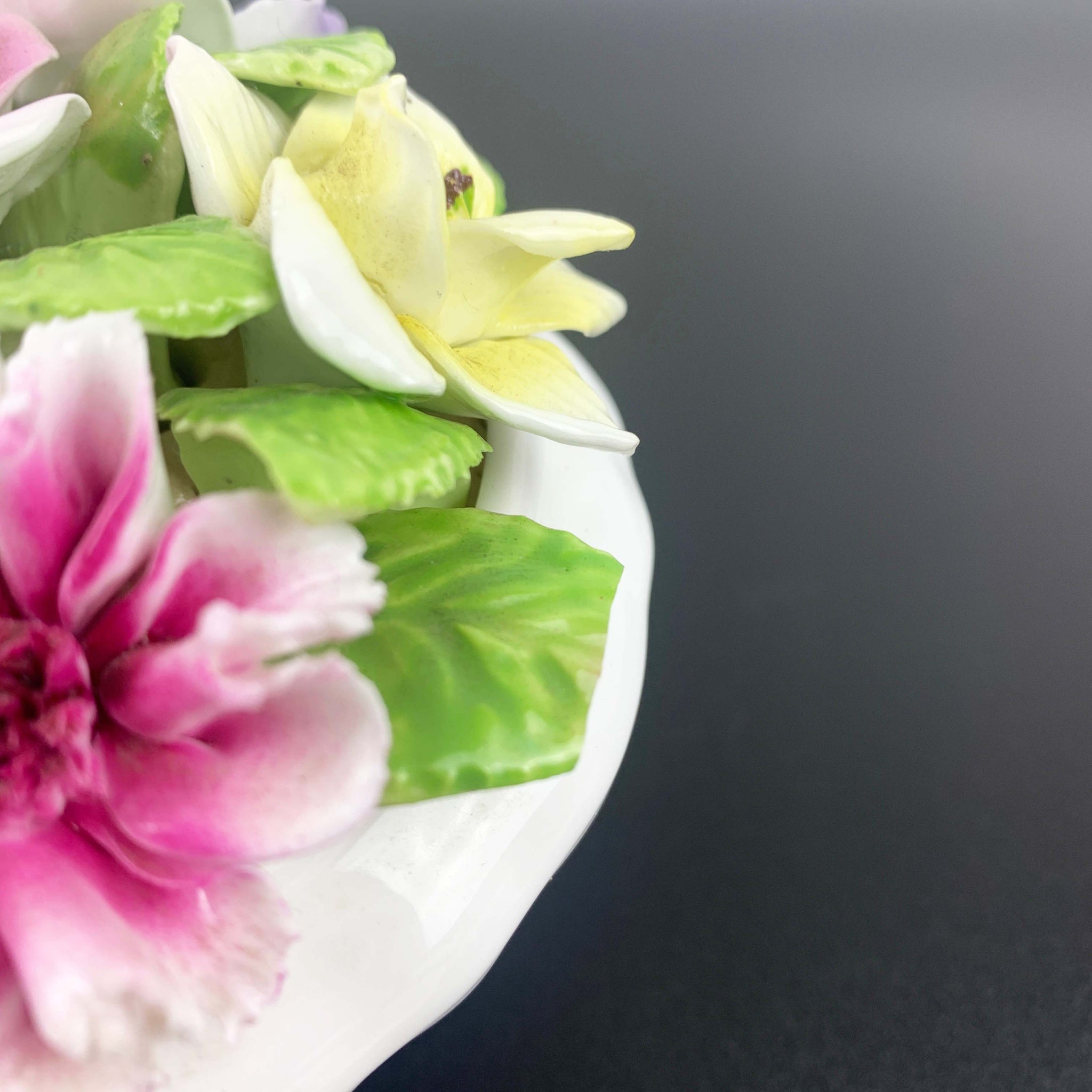 コルポート COALPORT May お花 陶器 置物 展示品 Coalport potted flowers decorative ornament – Feature Furniture