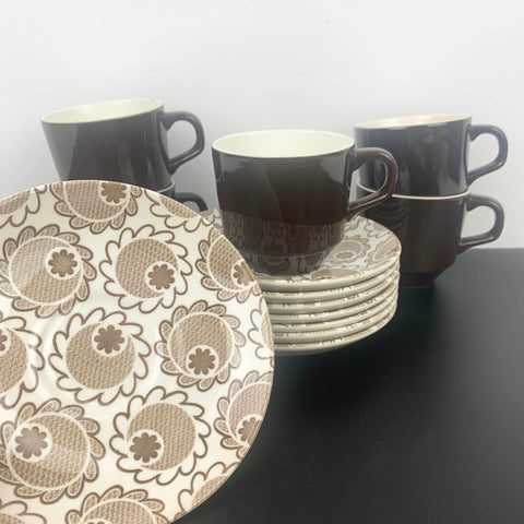 Crown Lynn 'Pippi' cups and saucers with creamer