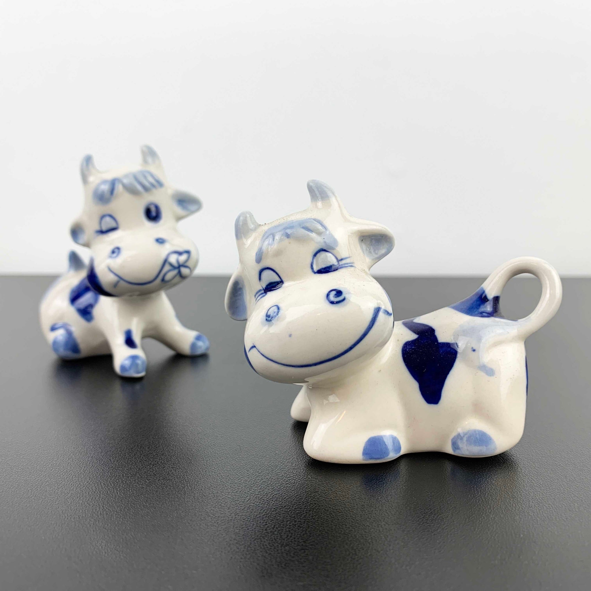 Delft Blue miniature cow figurines - Set of 2