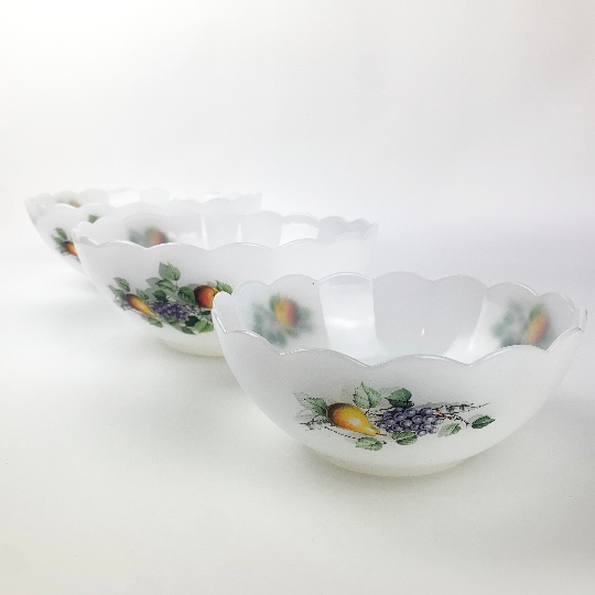 Arcopal France scalloped nesting bowls
