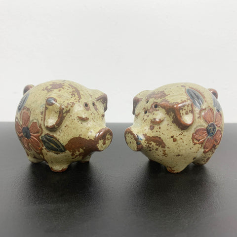 Gempo collectible pig salt and pepper shakers