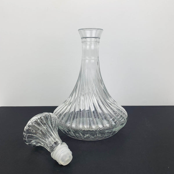 Genie style glass decanter with stopper to side