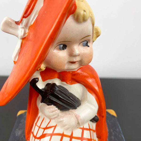 Art deco figurine - Travelling girl with oversized hat