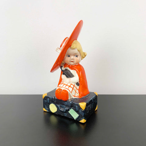Art deco figurine - Travelling girl with oversized hat