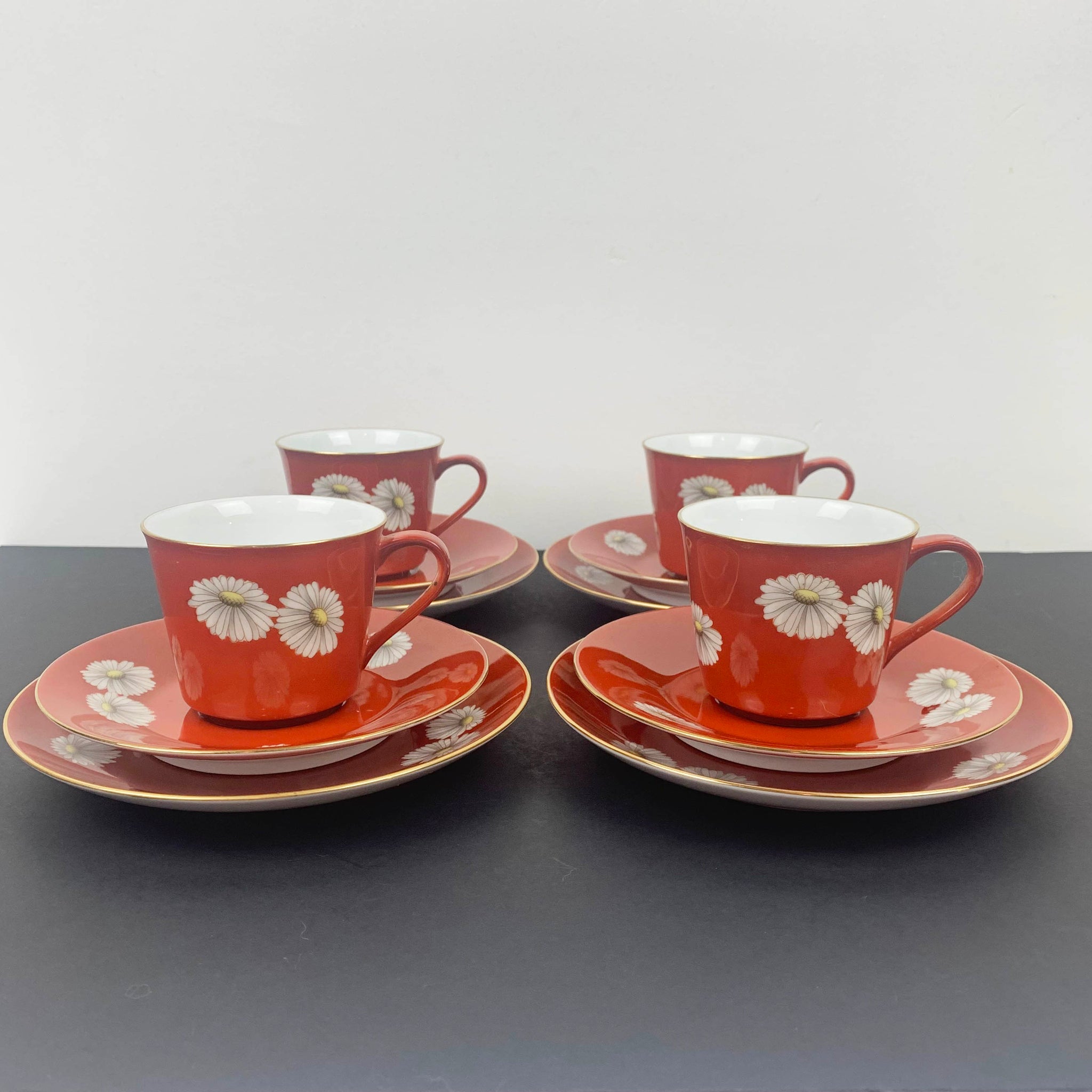 Noritake 1950's red tea cup trios with white daisy pattern - Set