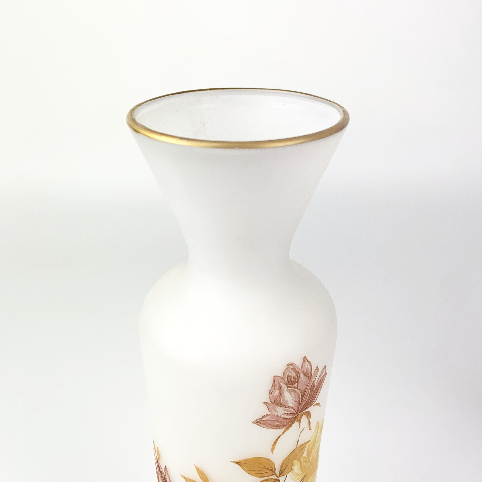 Norleans satin white stemmed vase gold rim