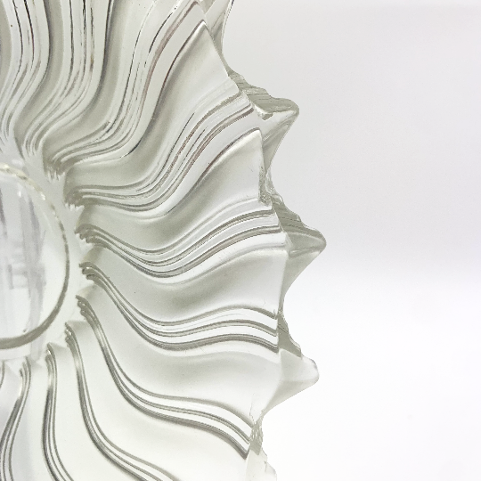 Edge detail of retro wave plate